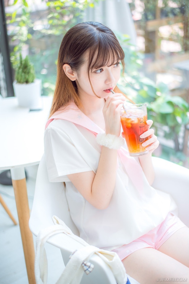 “可惜，张任不肯降，否则若能有此人相助，必能事半功倍。”成都刺史府中，庞统召集众将商议布防之事，魏延倒是有些感叹道，之前他曾与张任在葭萌关交锋，此人用兵不在魏延之下，尤其是依托蜀中地形，甚至可以压魏延一头，让魏延十分头疼，这次若非庞统、法正用计，策反了阆中大营众将，就算成都乱成一团糟，只要张任坐镇阆中，魏延都没有十足的把握能够短时间内攻破阆中。
